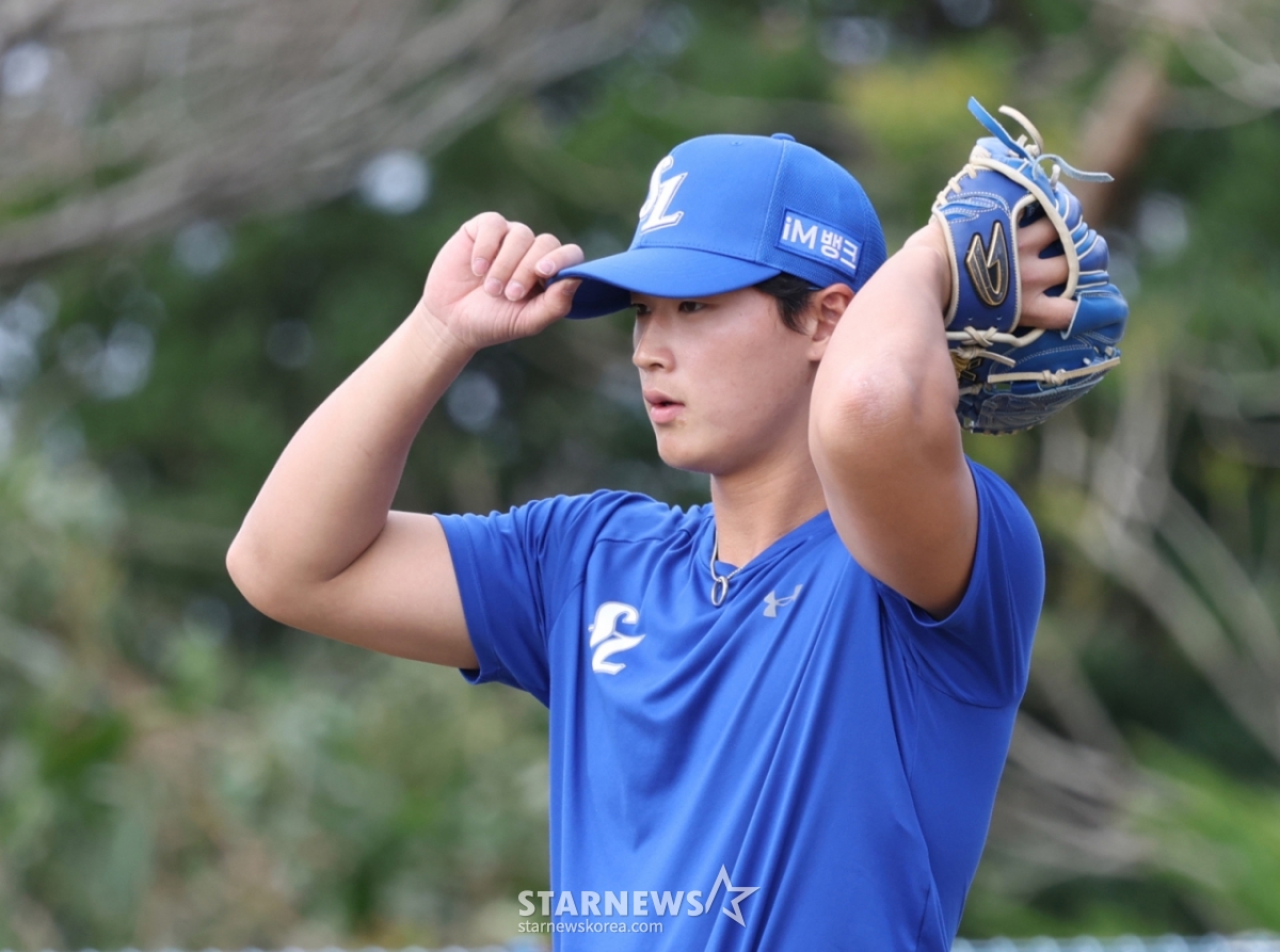 上月19日，三星狮子队的李浩成正在日本冲绳Onnason Akama球场进行第二次春季集训。 =照片=金镇京。