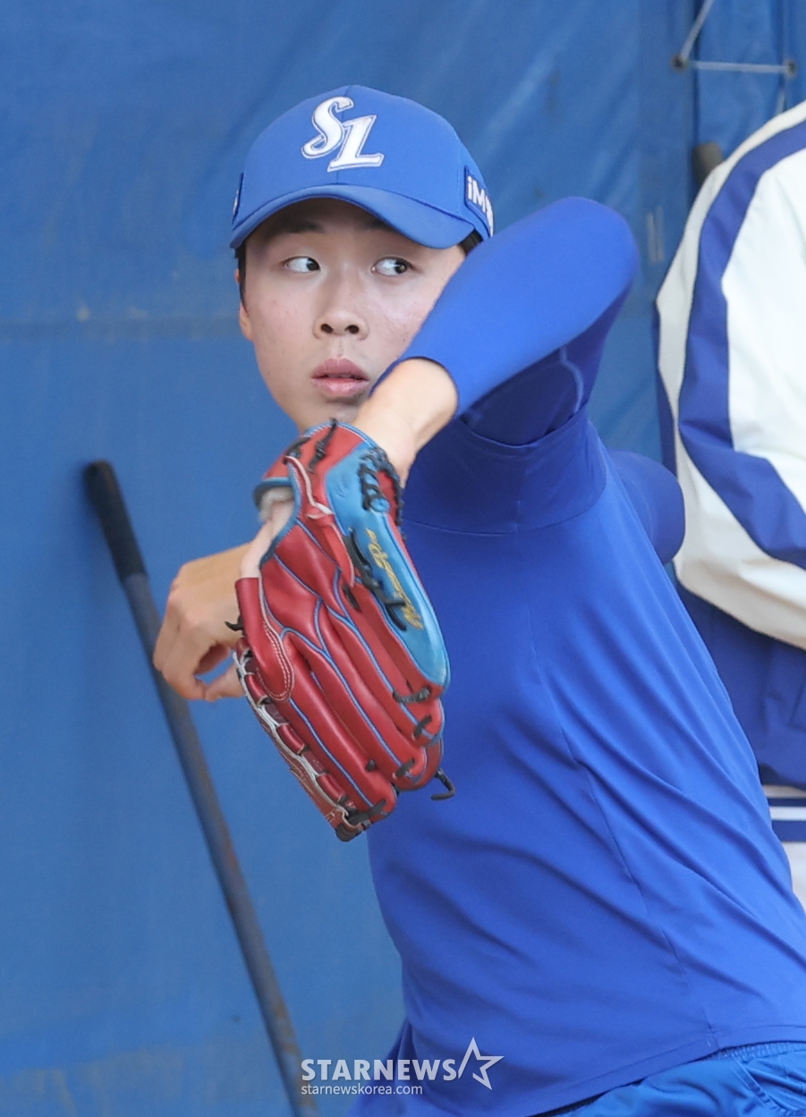 上月19日，三星狮子队的李浩范在日本冲绳Onnason Akama球场进行第2次春季集训时，正在展开候补投手训练区投球。 =照片=金镇京。