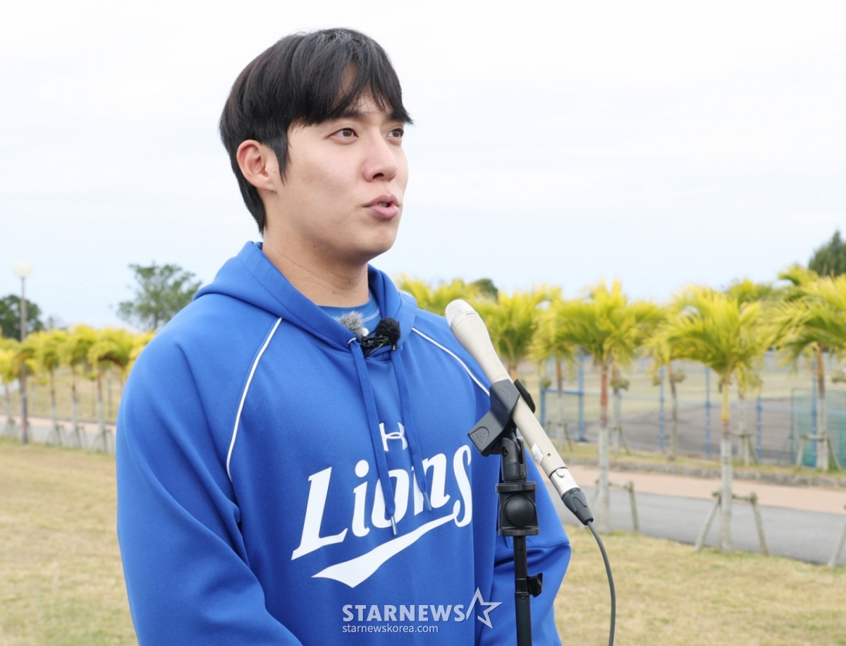 上月19日，从WBC国家队落马的元泰仁在日本冲绳Onnason Akama球场接受采访。 =照片=金镇京。