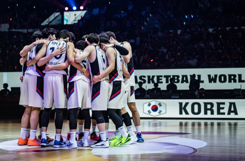 1日,在冲绳三得利竞技场举行的2027国际篮球联盟(FIBA)篮球世界杯亚洲区预选赛B组第4轮韩日战之前,韩国男篮国家队正在下定决心。 =照片=FIBA官方网站。