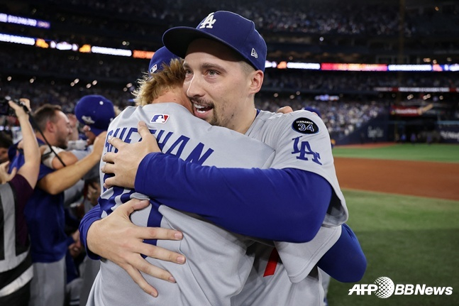 Snell (right) hugs his teammates after leading the Dodgers to the World Series. /AFPBBNews=News1