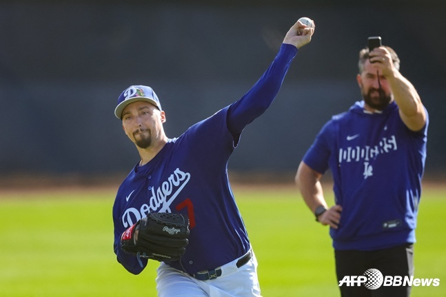 Snell (left) training for catch in spring camp. /AFPBBNews=News1