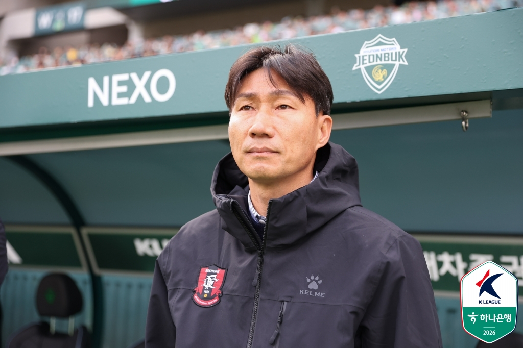 1日下午2时，富川FC1995队主教练李英民正在观看在全州世界杯体育场举行的韩亚银行K联赛第1轮比赛。 =图为，韩国职业足球联盟提供。