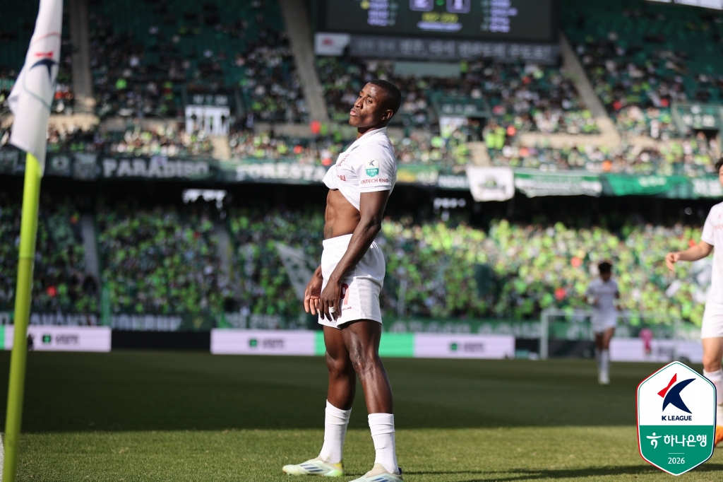 1日下午2点，在全州世界杯竞技场举行的韩亚银行K联赛第1轮2026第1轮比赛中，蒙塔尼奥攻入扳平比分的进球，正在展示腹肌庆祝动作。 =图为，韩国职业足球联盟提供。