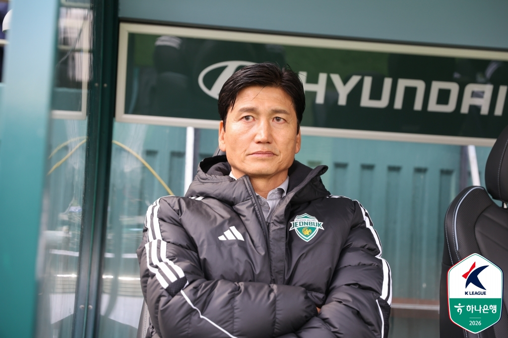 1日下午2时，全北现代队主教练郑正龙正在观看在全州世界杯体育场举行的韩亚银行K联赛第1轮比赛。 =图为，韩国职业足球联盟提供。