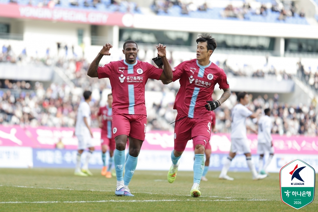 图为庆祝加布里埃尔（左）得分的龙仁FC前锋石贤俊。 =图为，韩国职业足球联盟提供。