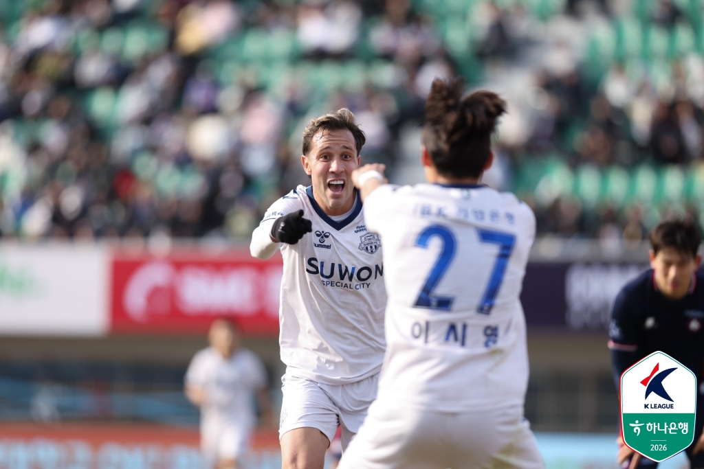 图为水原FC队的弗里乔（左）正在庆祝进球。 =图/图=韩国职业足球联盟提供。