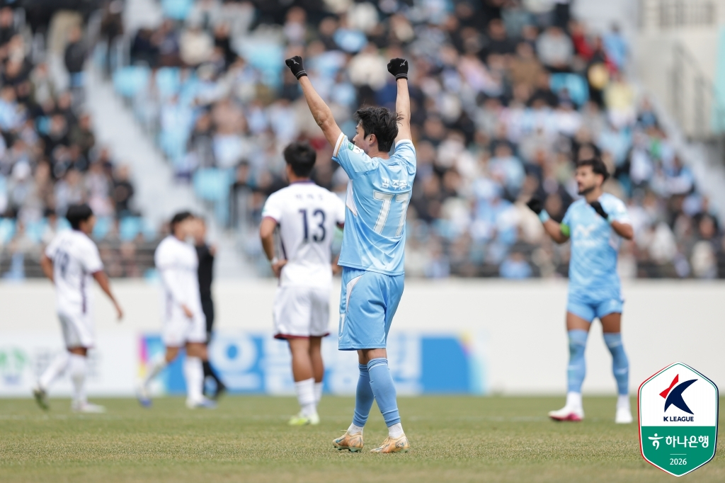 图为金周公在大邱FC获胜后正在举起双臂。 =图为，韩国职业足球联盟提供。