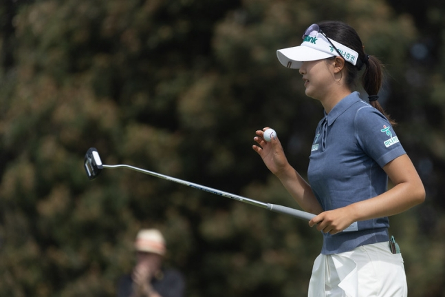 1日,吴秀敏在欧洲女子职业高尔夫巡回赛福特女子NSW公开赛最后一轮比赛中成功推杆。 =照片=LET提供。