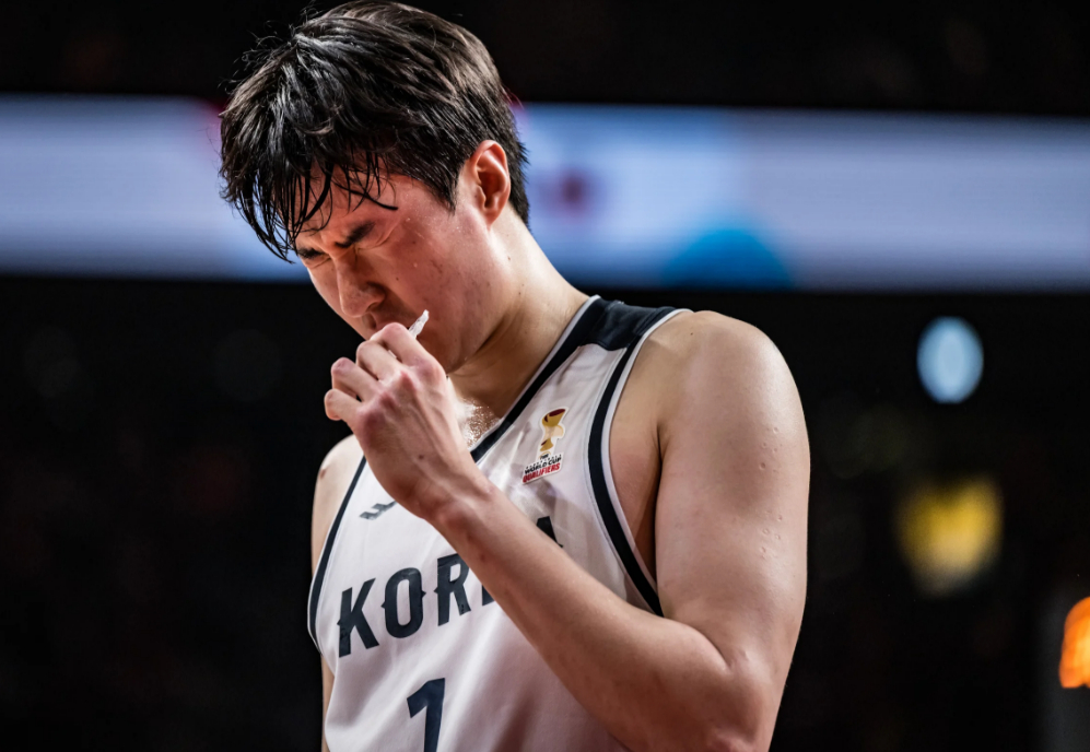 Lee Hyun-joong, who scored the most 28 points for both teams in the Korea-Japan match of Group B of the 2027 FIBA Basketball World Cup Asian qualifying round, is frowning on the 1st. /Photo = FIBA official website