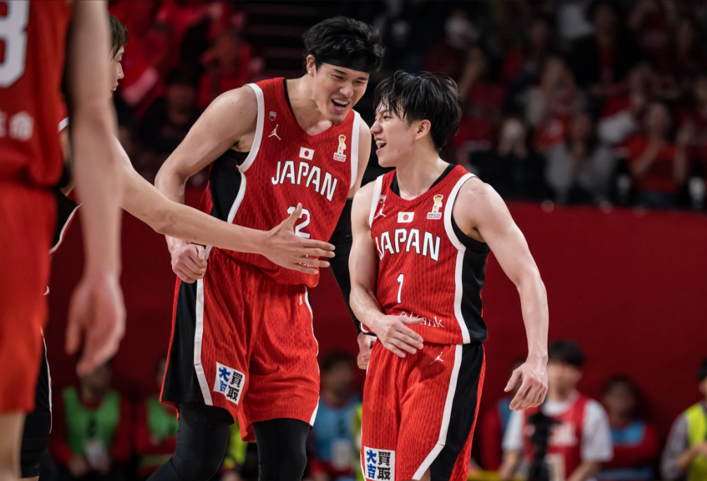 Watanabe (left) roars with Saito during the Korea-Japan match of Group B of the 2027 FIBA Basketball World Cup Asian qualifying round at Santori Arena in Okinawa on the 1st. /Photo = FIBA official website