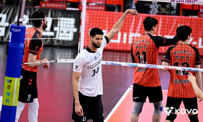 Hyundai Capital Leo (center) is celebrating after scoring in an away game against Busan OK Savings Bank in the men's V-League in the 2025-2026 season on the 1st. /Photo = Courtesy of KOVO