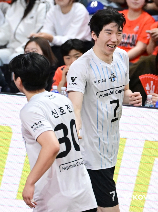 Heo Soo-bong (right) is making a high five with Shin Ji-jin after scoring. /Photo = Courtesy of KOVO