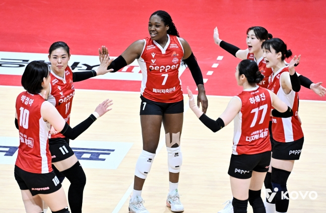 Pepper Savings Bank players are happy together after scoring. /Photo = Courtesy of KOVO