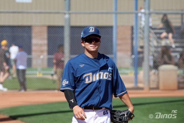 在与圣地亚哥队的比赛中，吴章勋挥出了猛烈的击球。 =照片:NC Dinos提供。