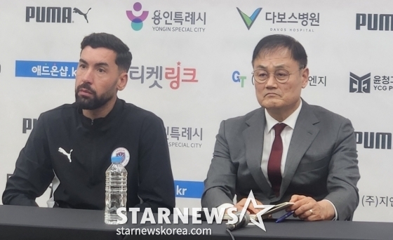 葡萄牙籍守门员诺沃（左）和龙仁FC首任主教练崔允谦。 =照片:朴建道。