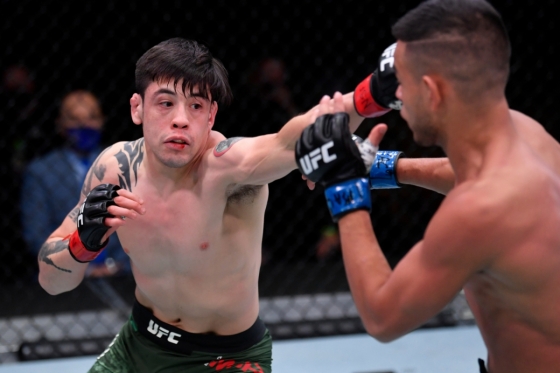 图为莫雷诺（左）正在猛击。 =照片=UFC提供。