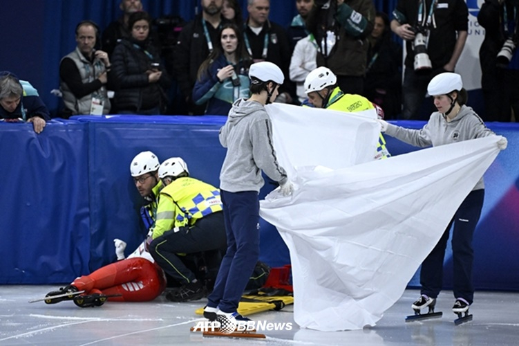 Camilla Celiere (far left) in the immediate aftermath of the accident. /AFPBBNews=News1