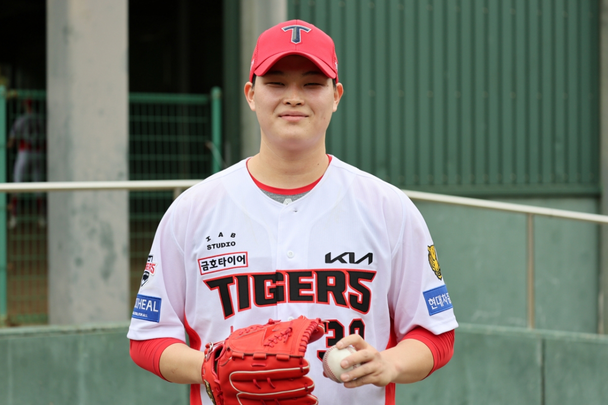 他就是KIA老虎队的投手崔智敏。 =图为，起亚老虎队。
