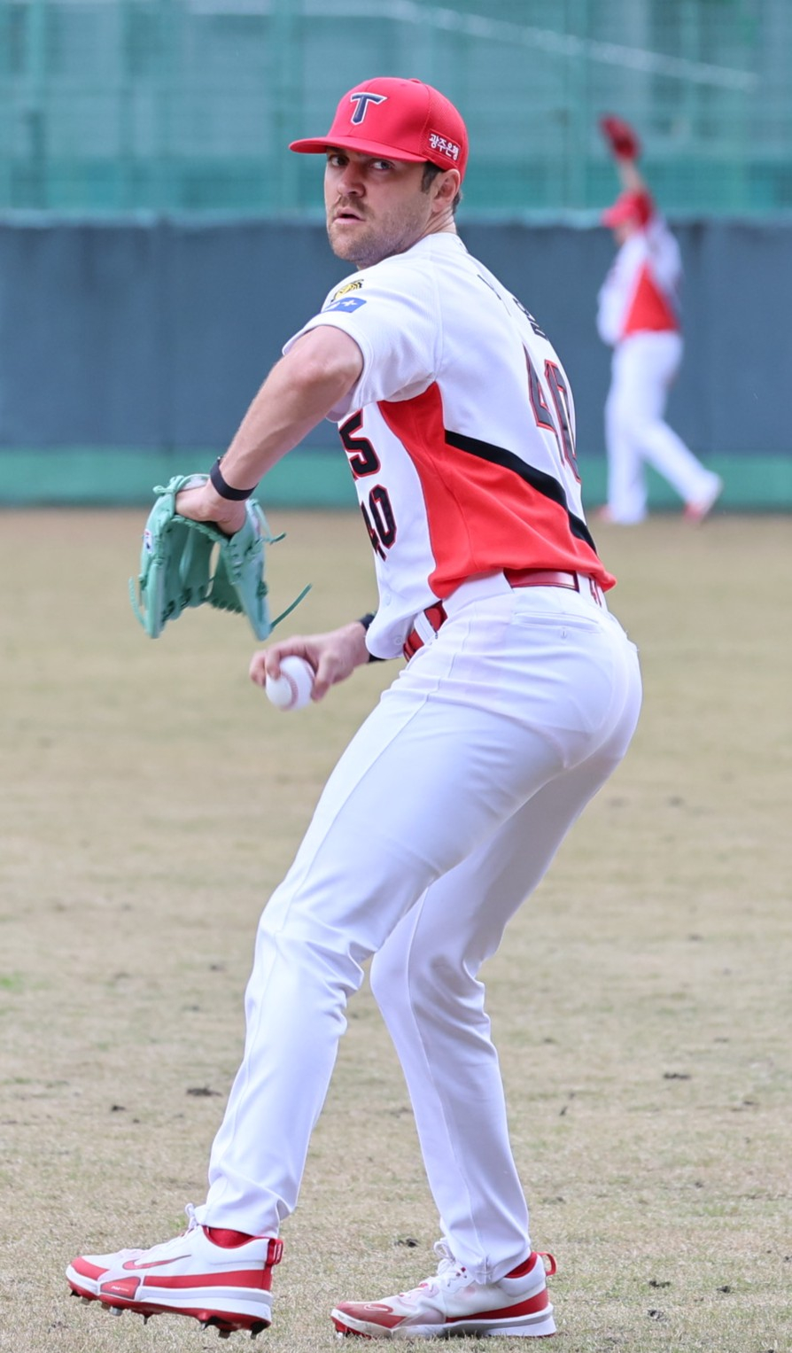 他就是KIA老虎队的外援投手詹姆斯•尼尔。 =图为，起亚老虎队。