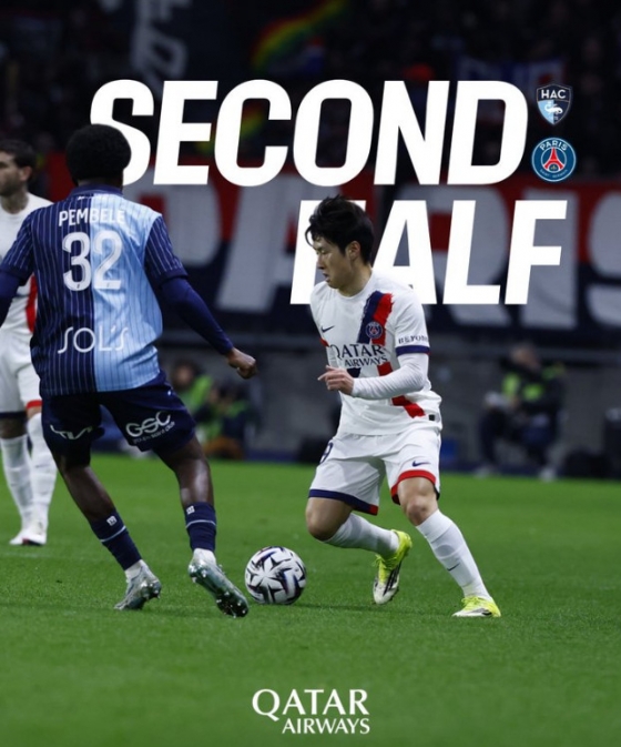 PSG前锋李康仁(右)1日(韩国时间)在法国勒阿弗尔体育场奥赛安举行的与勒阿弗尔的"2025~2026赛季法甲联赛"第24轮比赛中试图运球。 =照片=PSG官方SNS收尾。