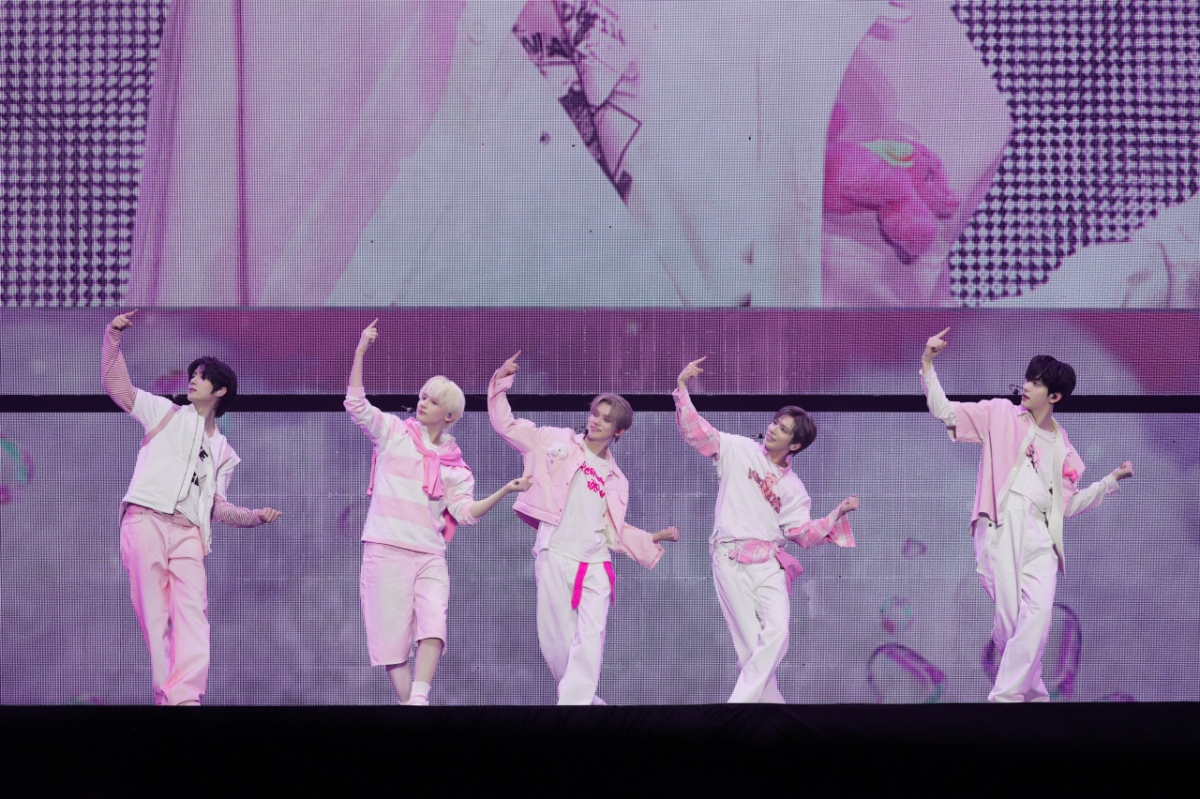 =TOMORROW X TOGETHER。