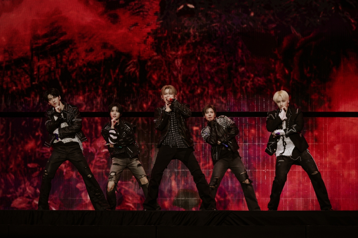 =TOMORROW X TOGETHER。