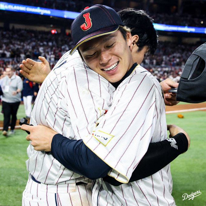 Ohtani (left) and Yamamoto, who collaborated and hugged to win the 2023 WBC championship. /Photo = LA Dodgers official SNS