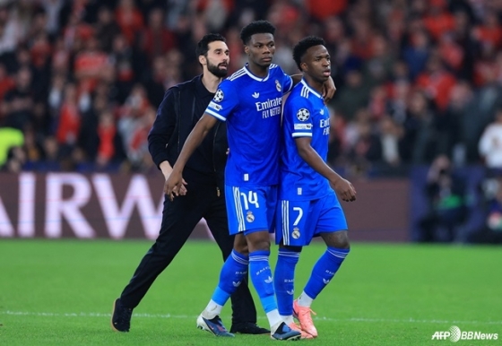 图为，让维尼修斯•朱尼奥尔（右）平静下来的奥雷利安•丘阿梅尼（中）。 =法新社BBNews=新闻1。