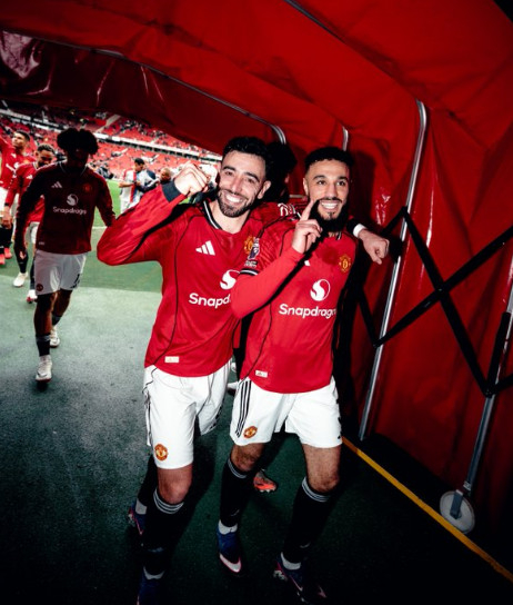 布鲁诺·费尔南德斯（左）和努赛尔·马兹拉维。 =照片=曼联官方SNS收尾。