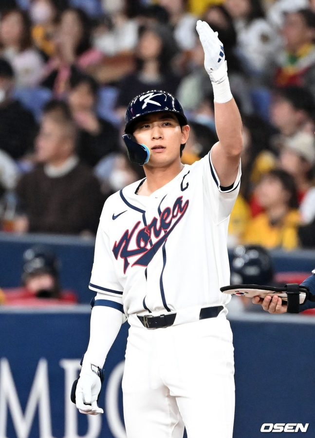 Lee Jung-hoo of the national baseball team is celebrating with a hit in the top of the first inning in a warm-up match against the Hanshin Tigers on the 2nd. 