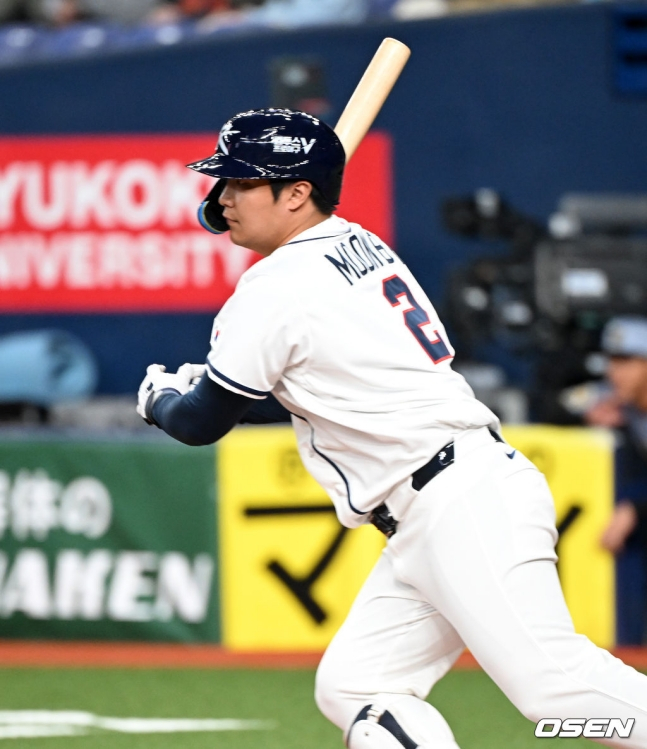 Moon Bo-kyung is hitting a timely RBI that brings in Kim Do-young.