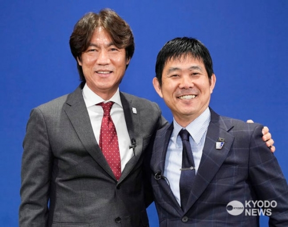 图为洪明甫（左）教练和森保一（音）教练正开心地笑着。 =照片=共同社提供。