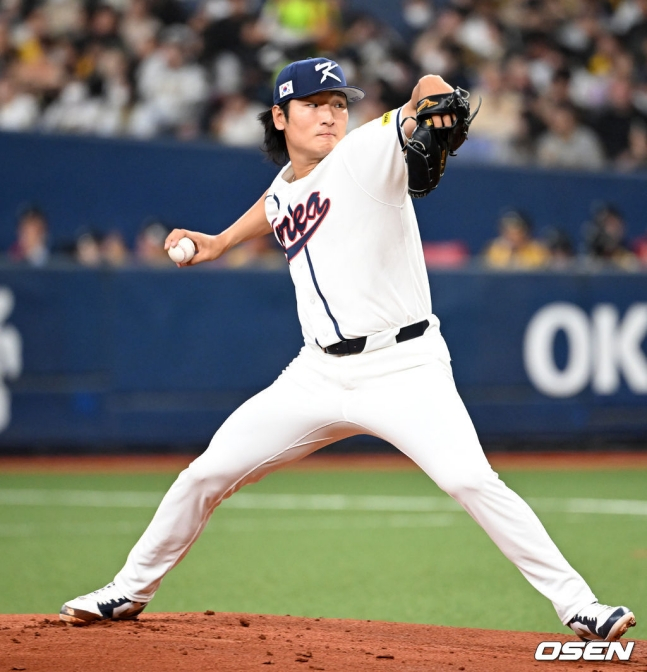 2日，在日本大阪京瓷巨蛋体育场举行的阪神虎队热身赛上，韩国棒球代表队首发投手郭彬正在投球。