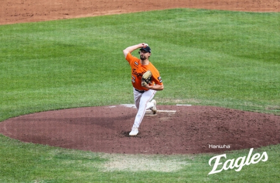 Ryan Weiss' pitching during the Hanwha Eagles. /Photo = Courtesy of Hanwha Eagles
