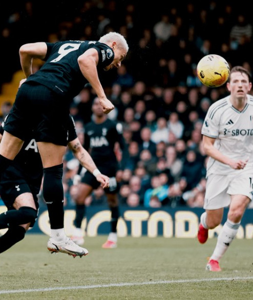 托特纳姆热刺队前锋希沙利松(左)1日(韩国时间)在英国伦敦克雷文•科蒂奇举行的与富勒姆队的"2025~2026赛季英格兰足球超级联赛(EPL)"第28轮比赛中正在尝试希瑟。 =照片=托特纳姆热刺队官方SNS结束。