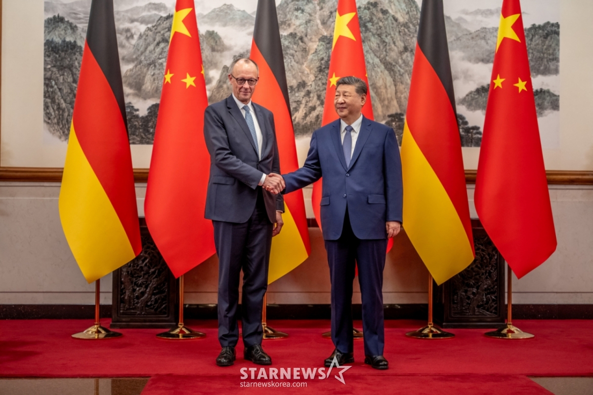 (Рейтер = Новости 1) Корреспондент = Премьер-министр Фридрих Метцур, посетивший Китай, встретился с президентом Си Цзиньпином в Дяоюйтай, Пекин, 25-го числа. 2026.2.25 ⓒ Reuters = Новости 1 Copyright © Новости 1. Все права защищены. Несанкционированное распространение и распространение материалов и запрещение использования ИИ обучения. /Фото= (Рейтер=Новости 1) Корреспондент Ын Чон Джи