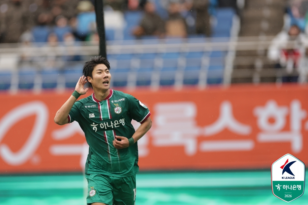 Daejeon Hana Citizen striker Seo Jin-soo is celebrating after scoring the first goal. /Photo = Courtesy of the Korea Professional Football League