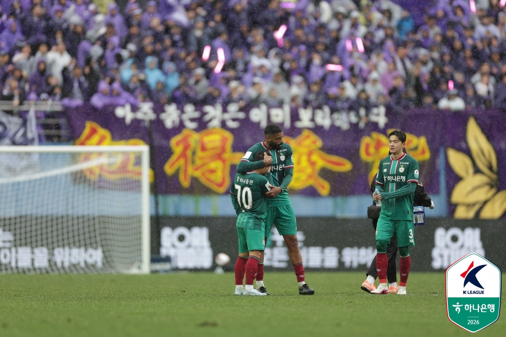 Kim Hyun-wook (No. 10) is blaming himself after missing a penalty kick. /Photo = Courtesy of the Korea Professional Football League