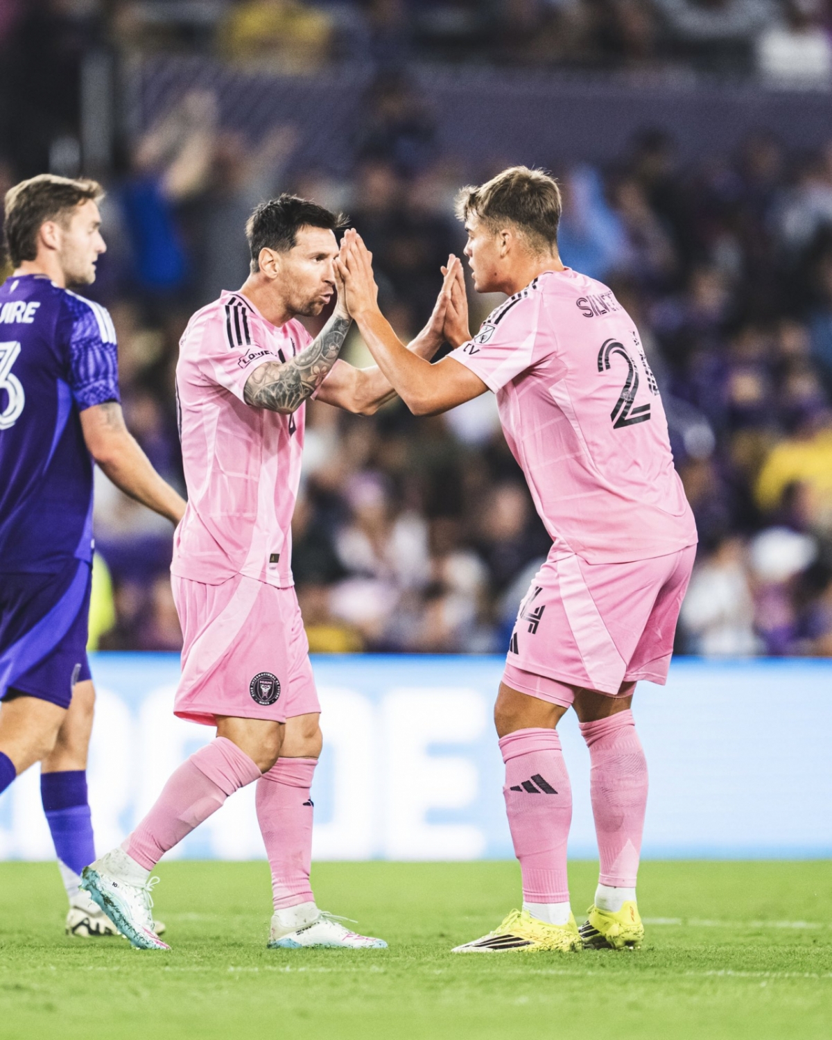 2日(韩国时间)，在美国佛罗里达州奥兰多国际体育场举行的2026美国职业棒球大联盟(MLS)第2轮比赛中，梅西(左)与队友击掌庆祝。 =图为，迈阿密国际官方社交网络服务(SNS)