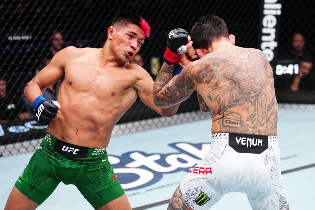 David Martínez (trái) đặt một cú móc hàm trái vào Marlon Vera. /Ảnh = UFC cung cấp