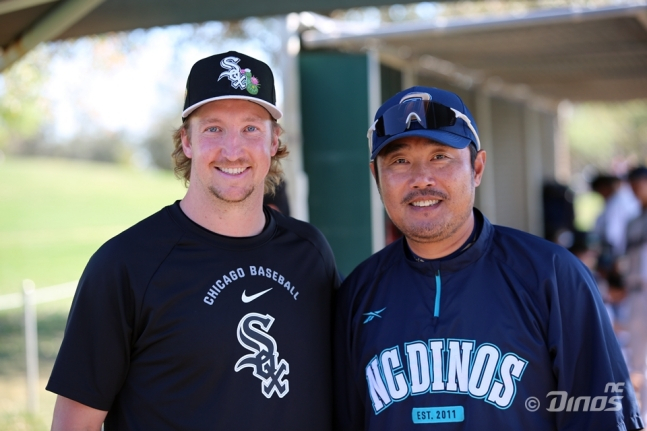 Chicago White Sox Eric Peddy (left) visits his former team NC Dinos on the 2nd and takes a commemorative photo with manager Lee Ho-joon. /Photo = Courtesy of NC Dinos