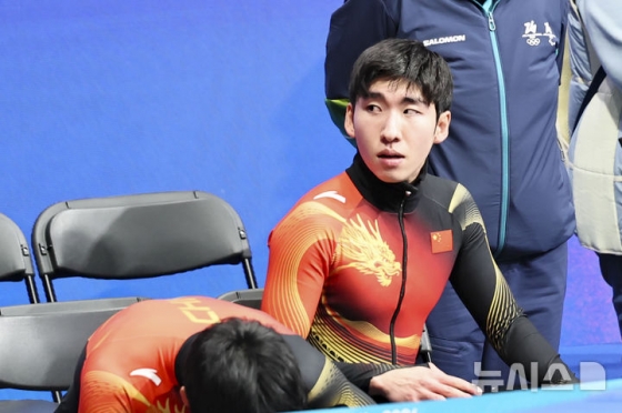 中国短道速滑国家队队员林晓军（右，韩国名林孝俊）。 =照片=news1