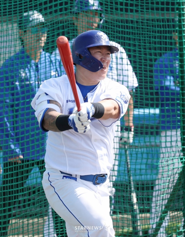 The Samsung Lions held a spring camp at Akama Ball Park in Onnason, Okinawa, Japan on the 22nd.  When Choi Hyung-woo made a hit in his first at-bat live batting and officials applauded, he smothered the atmosphere with a smile. /Photo = Senior Reporter Kim Jin-kyung