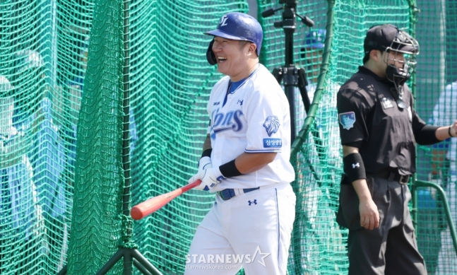 The Samsung Lions held a spring camp at Onnason Akama Stadium in Okinawa, Japan on the 22nd. Choi Hyung-woo is smiling broadly as he made a hit in his first live batting since returning and officials applauded. /Photo = Senior Reporter Kim Jin-kyung