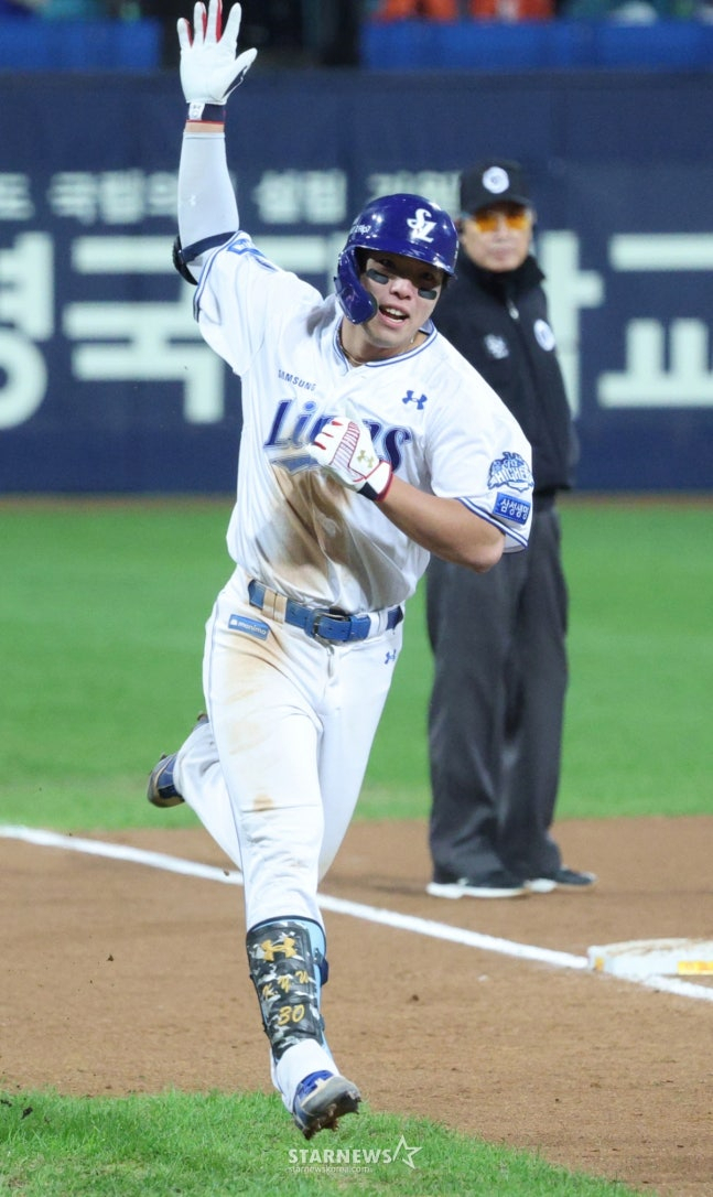 The Samsung Lions vs Hanwha Eagles match in Game 4 of the 2025 KBO League Playoff was held at Samsung Lions Park in Daegu on the 22nd. Samsung's Kim Young-woong hits a three-run home run in the bottom of the sixth inning with one out and runners on the first and third bases. /Photo = Senior Reporter Kim Jin-kyung