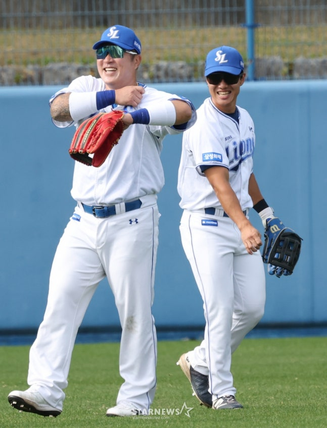 The Samsung Lions held a spring camp at Onnason Akama Stadium in Okinawa, Japan on the 22nd.  Choi Hyung-woo and other outfield players are training for defense. /Photo = Senior Reporter Kim Jin-kyung