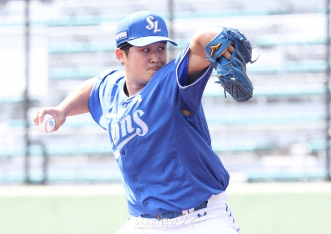 Samsung Lions đã chơi một trận đấu tập với Yomiuri tại Naha Cellular Stadium ở Okinawa, Nhật Bản vào ngày 28. Choi Won-tae, người bắt đầu Samsung, đang ném bóng ngược lại. /Ảnh = Người chờ đợi Kim Jin Kyung 