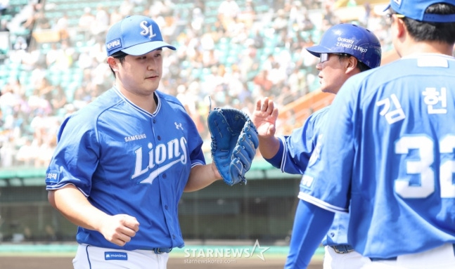 Samsung Lions đã chơi một trận đấu tập với Yomiuri tại Naha Cellular Stadium ở Okinawa, Nhật Bản vào ngày 28.  Choi Won-tae, người bắt đầu của Samsung, đang nhận được sự hoan nghênh của các đồng nghiệp tại dugout sau khi kết thúc hai lần ném bóng. /Ảnh = Người chờ đợi Kim Jin Kyung
