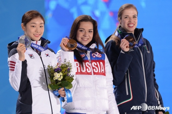 Kim Yu-na (from left) who won second place in 2014 Winter Olympics in Sochi and Russia Sotnikova who benefited from the decision. /AFPBBNews=News1